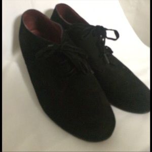 Johnston & Murphy black suede w/velvet shoelaces